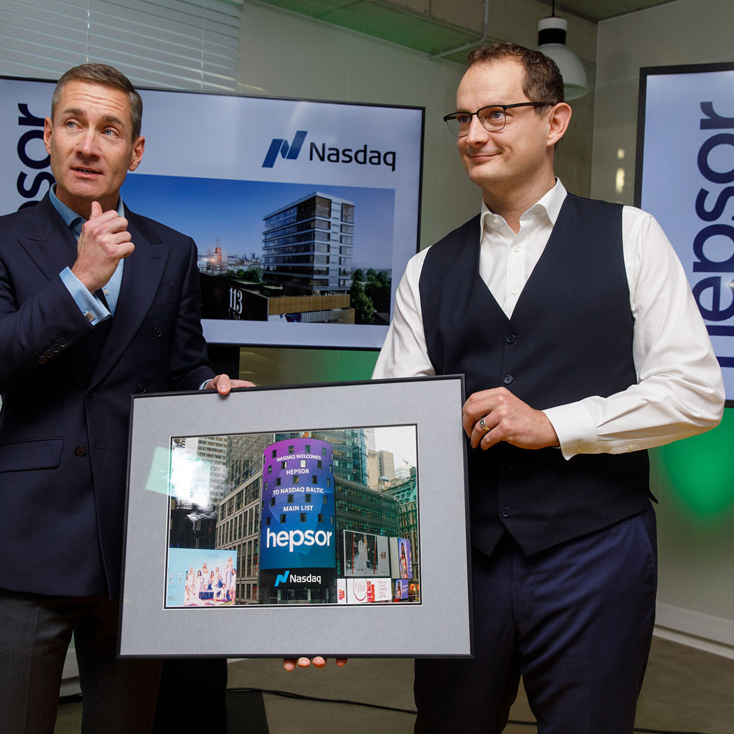 Täna kell 10 hakkas Tallinna börsi põhinimekirjas pihta kauplemine kinnisvaraarendaja Hepsor aktsiatega ning ei kulunud minuteidki, kui äsja börsile tulnud ettevõtte aktsia hind taevastesse kõrgustesse sööstis. Tallinn (EST). Foto: Andras Kralla, Äripäev/Scanpix Baltics