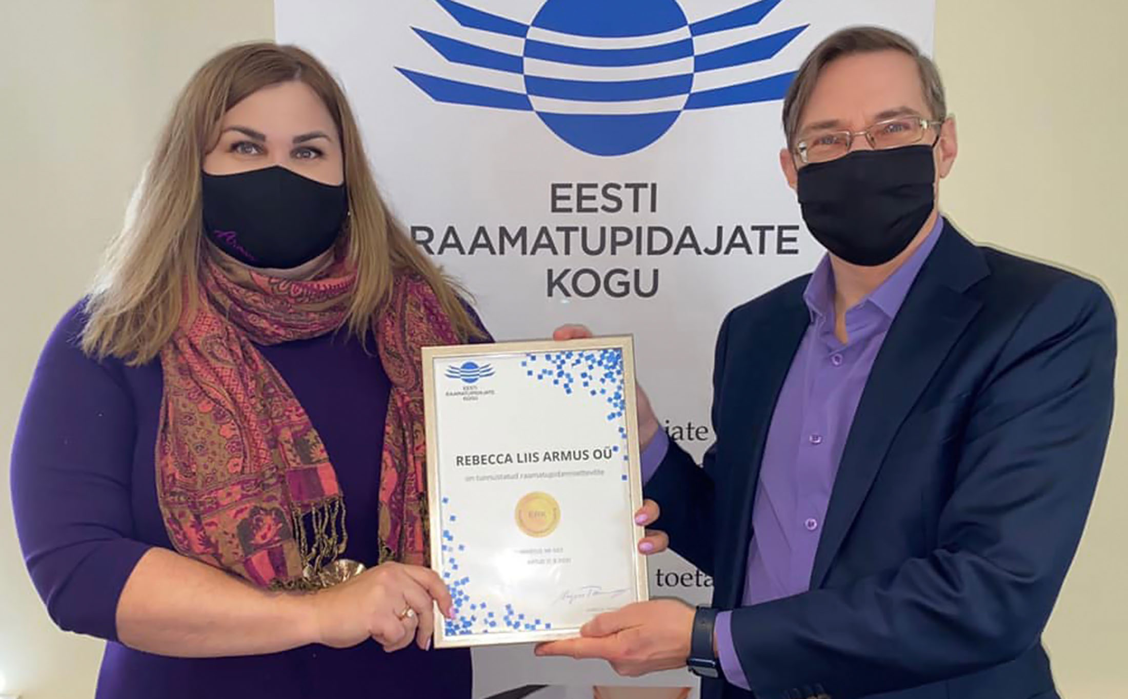Märtsis 2021 sai Eesti raamatupidajate kogult kvaliteedimärgi Grant Thornton Balticu klient, Armus raamatupidamisbüroo. Nõuetele vastavust hinnati ja ka tunnistus anti üle koroonapandeemia piirangute tingimustes. Fotol on Armus raamatupidamisbüroo juht ja omanik Rebecca Liis Armus koos raamatupidajate kogu juhatuse esimehe Margus Tammerajaga.